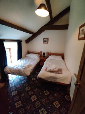 Room - 3 Bedroom Cottage, Set over 2 Floors, Sleeps 6 (Robin Hood's Bay)