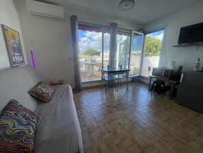 Living area - Cozy studio for 2 near beach and shops (La Grande-Motte)