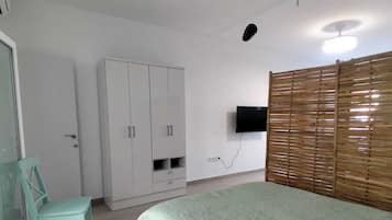 1 dormitorio, tabla de planchar con plancha, wifi y ropa de cama