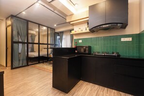 Escritorio, espacio para trabajar con laptop y wifi gratis 