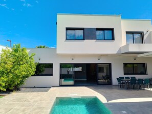 Pool - Contemporary villa with pool and mountain view (Villelongue-Dels-Monts)