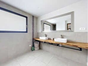 Bathroom - Contemporary villa with pool and mountain view (Villelongue-Dels-Monts)