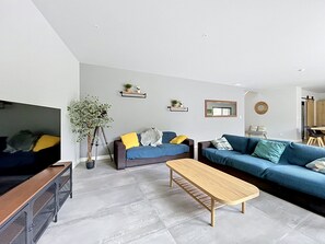 Living area - Contemporary villa with pool and mountain view (Villelongue-Dels-Monts)