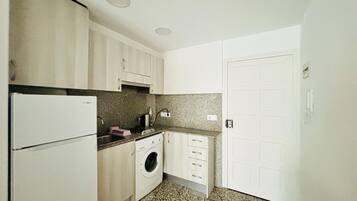 Wasserkocher mit Kaffee-/Teezubehör, Kühlschrank, Mikrowelle, Herdplatte
