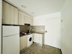 Fridge, microwave, stovetop, coffee/tea maker - Cozy central apartment - 4 guests (Roses)