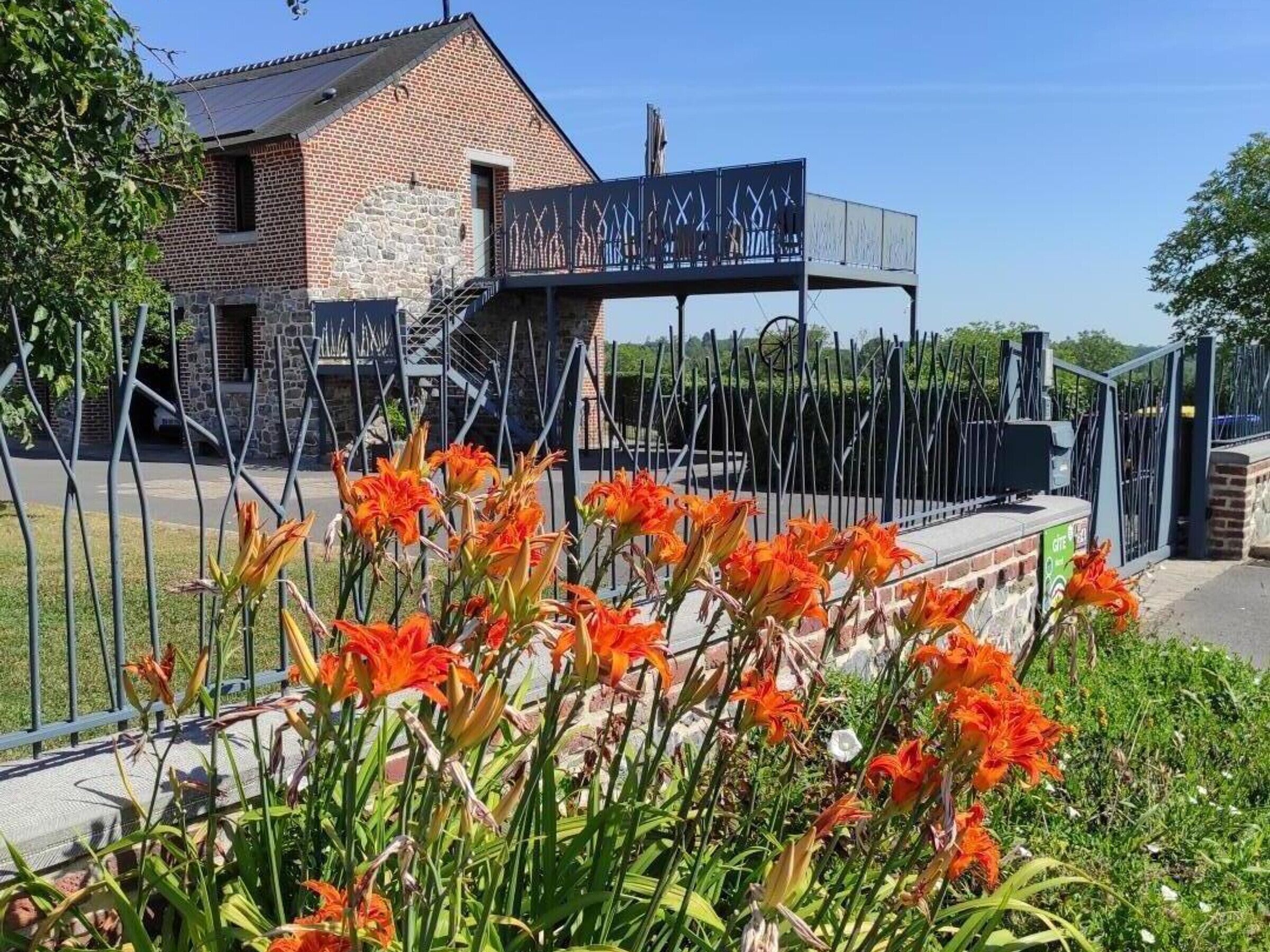 Een gebouw met een bakstenen gevel en een metalen poort.
