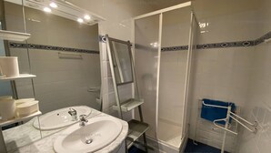 A bathroom with a sink, mirror, and shower. - Ideal duplex apartment, village centre - 8 guests (Les Angles)
