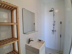 Bathroom - Charming apartment, lake view - 2 guests (Bouzigues)