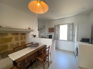Private kitchen - Charming apartment, lake view - 2 guests (Bouzigues)