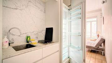 Fridge, microwave, stovetop, coffee/tea maker