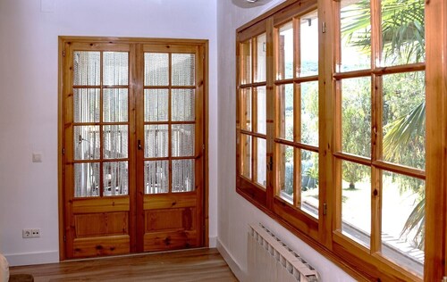 Family house and large swimming pool in the middle of nature (at the foot of Sant Miquel del Fai).