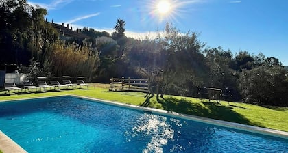 Family house and large swimming pool in the middle of nature (at the foot of Sant Miquel del Fai).