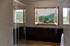 Douche, séchoir à cheveux, serviettes fournies, savon