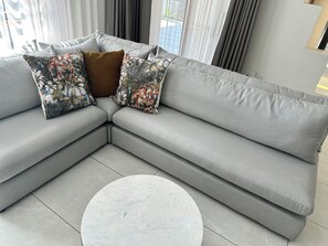 Living area - Enjoyable 4-bedroom house in peaceful Alberton neighborhood (Alberton)