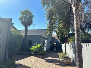 Property grounds - Enjoyable 4-bedroom house in peaceful Alberton neighborhood (Alberton)