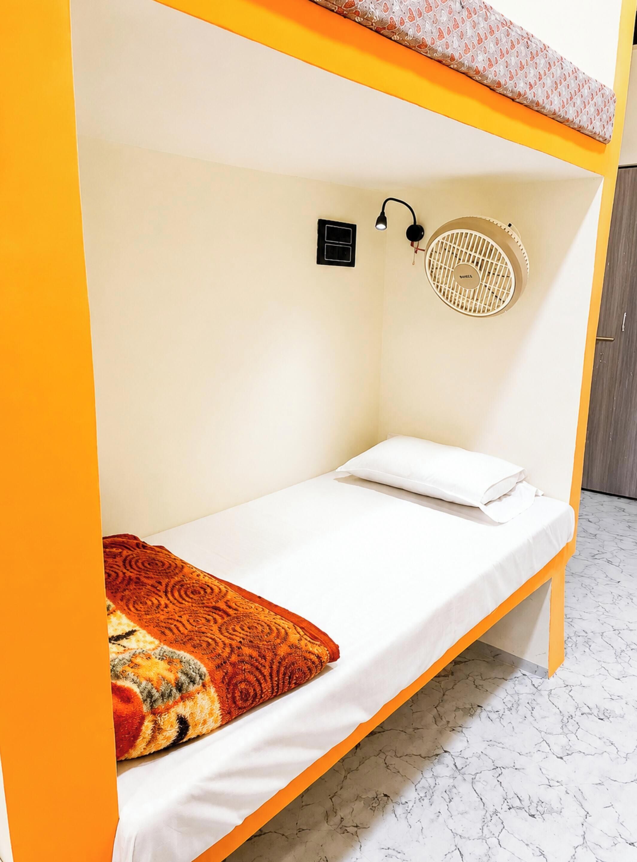 Allergikerbettwaren, Schreibtisch, schallisolierte Zimmer
