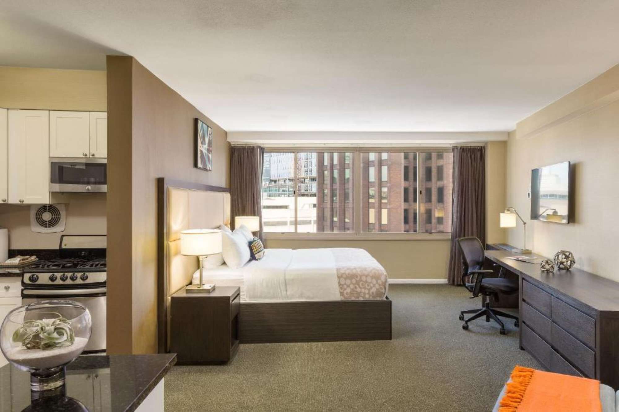 Skyline Suites On The Parkway With Full Kitchen - Philadelphia, PA