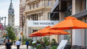 Un hotel chiamato 'The Windsor' con posti a sedere all'aperto e vista su edifici storici.