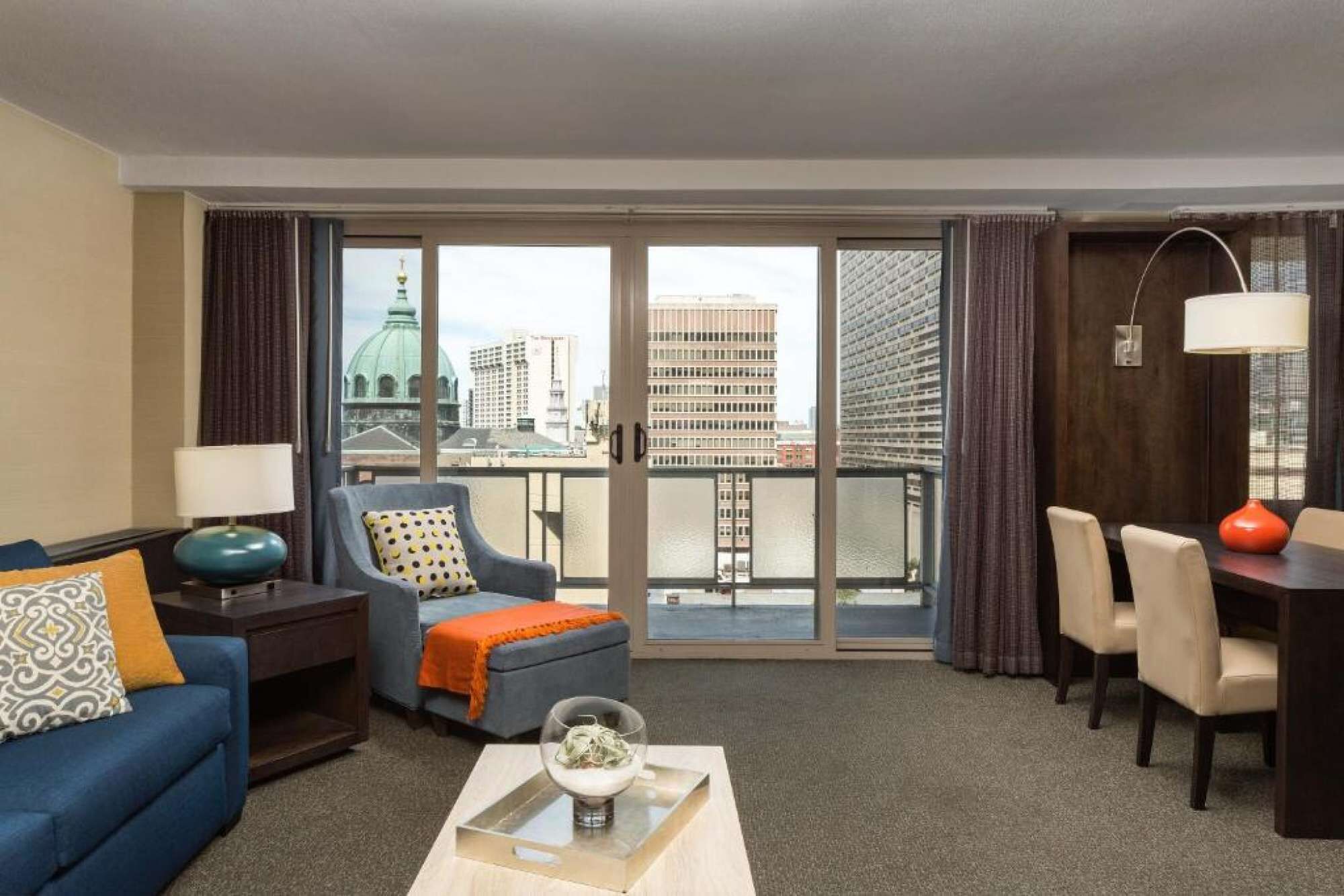 Parkway City Stay | Skydeck, Pool + Full Kitchen - Philadelphia, PA