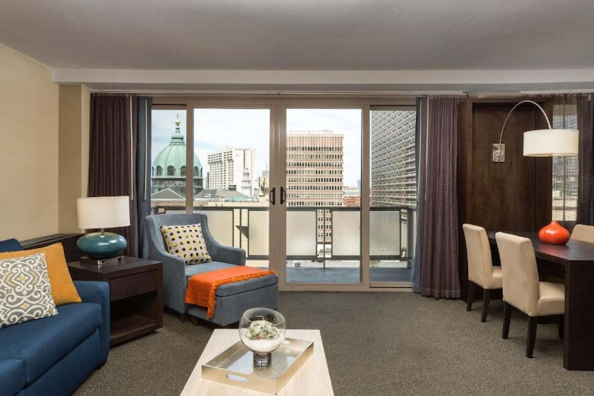 Parkway City Stay | Skydeck, Pool + Full Kitchen - Philadelphia, PA