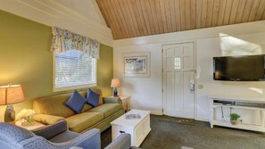 Living area - Hilton Head Stay | Beach, Pool + Full Kitchen (Hilton Head)