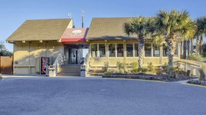 Exterior - Hilton Head Stay | Beach, Pool + Full Kitchen (Hilton Head)