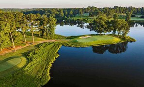 Golf - Near Shelter Cove | Full Kitchen, Pool + Golf (Hilton Head)