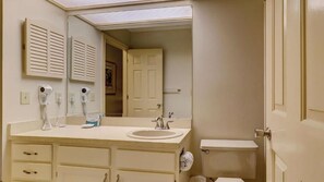 Bathroom - Near the Beach with Pool, Hot Tub & Full Kitchen (Hilton Head)