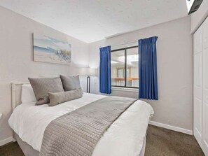 Room - Near Coligny Beach | 3 Pools + Full Kitchen (Hilton Head Island)