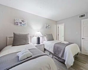 Room - Stay Walk to Beach | Pool & Hot Tub + Full Kitchen (Hilton Head Island)