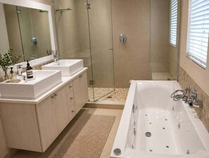 Shower, hair dryer, towels, shampoo - 7 Bed Boutique Villa with jacuzzi | pool| garden (Sandton)