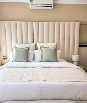 5 bedrooms, iron/ironing board, WiFi - 5 Bed Boutique Villa with Pool and Jacuzzi (Sandton)