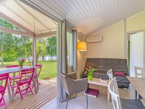 Cottage | Living room - Cosy Cabin by the River for 6 Guests (Castelmoron-sur-Lot)