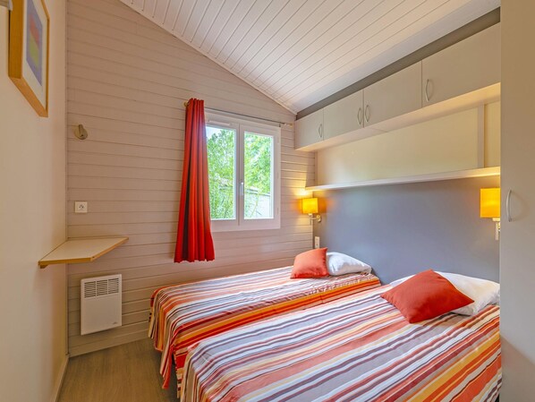 Cottage | 3 bedrooms, individually furnished, iron/ironing board - Cosy Cabin by the River for 6 Guests (Castelmoron-sur-Lot)