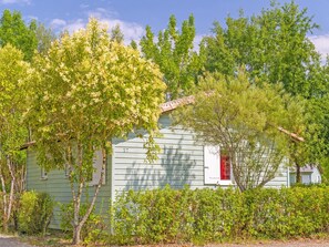 Cottage | Exterior - Cosy Cabin by the River for 6 Guests (Castelmoron-sur-Lot)
