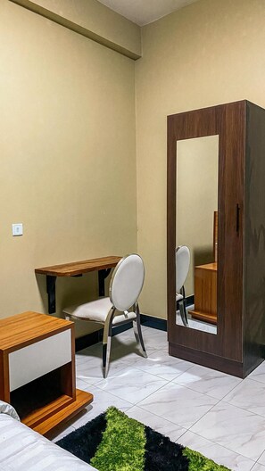 Interior - WYNE'S HOTEL STANDARD ROOM (Mbale)