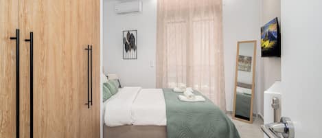 Luxury Apartment, Balcony | Laptop workspace, iron/ironing board, free WiFi