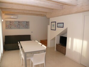 อพาร์ทเมนท์, 2 ห้องนอน, ระเบียง, วิวสวน | ห้องรับประทานอาหาร