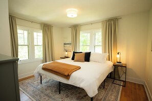 Desk, iron/ironing board, travel cot, free WiFi - Huge home 1 Mile from Drake/Downtown Sleeps up to 15 guests (Des Moines)