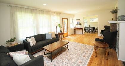 Huge home 1 Mile from Drake/Downtown Sleeps up to 15 guests