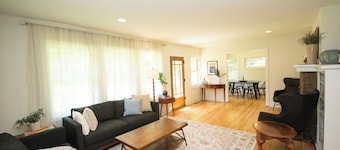Huge home 1 Mile from Drake/Downtown Sleeps up to 15 guests