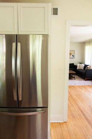 Interior - Huge home 1 Mile from Drake/Downtown Sleeps up to 15 guests (Des Moines)