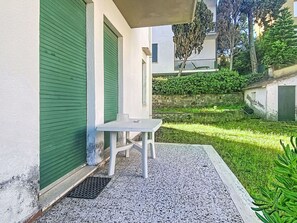 Outdoor dining - Lovely apartment for 6 guests with WIFI, TV, patio and pets allowed (Rosignano Marittimo)