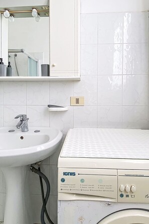 Bathroom - Lovely apartment for 6 guests with WIFI, TV, patio and pets allowed (Rosignano Marittimo)