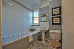 Towels, soap, shampoo, toilet paper - Hen & Chickens Hotel (Berwick-upon-Tweed)