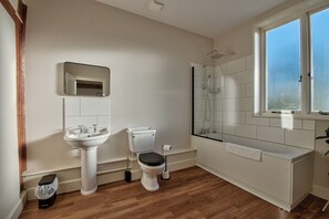 Kamar Keluarga | Kamar mandi | Handuk, sabun, sampo, dan tisu toilet