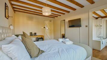 Habitación familiar | Escritorio, tabla de planchar con plancha, wifi gratis