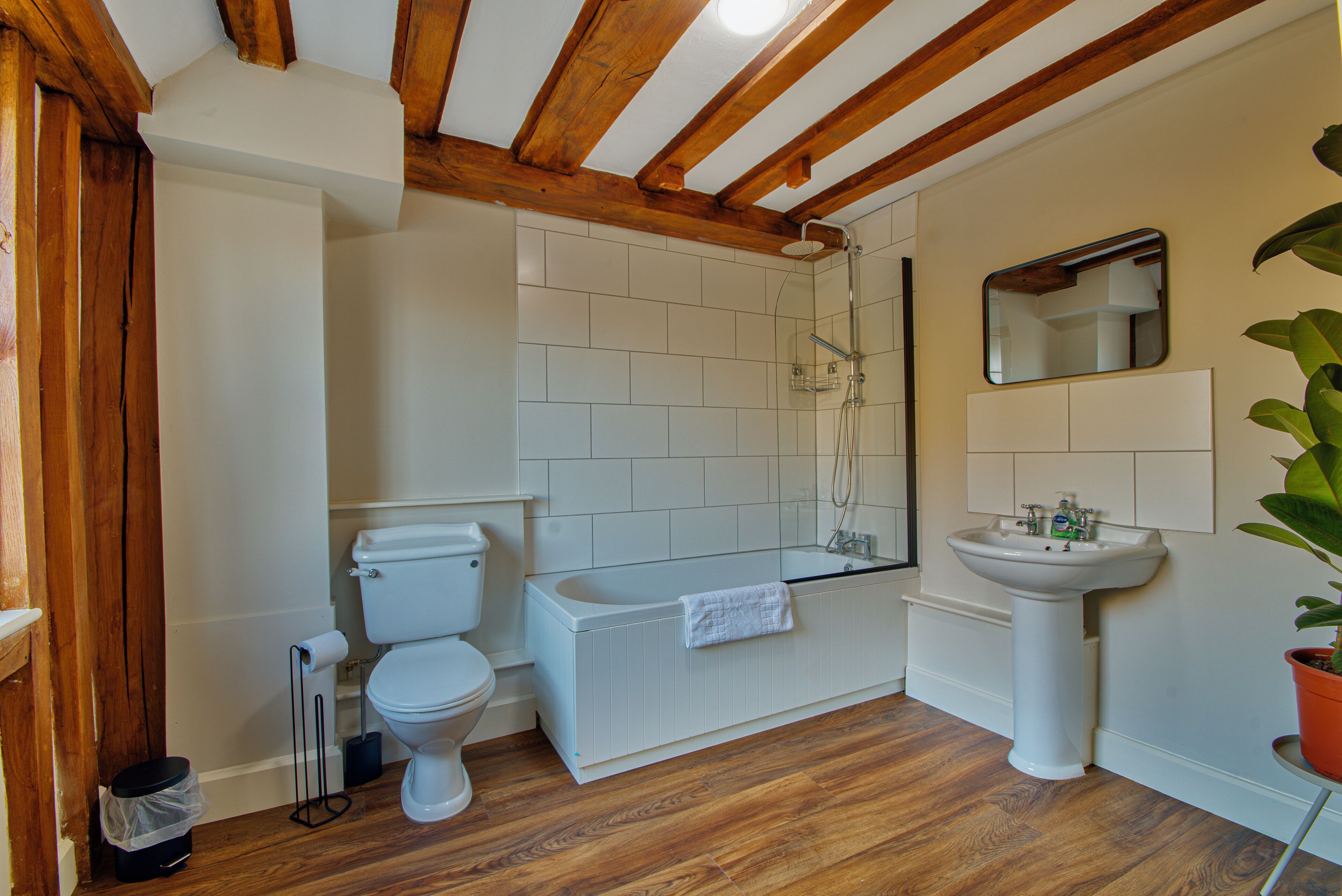 Habitación Premium doble | Baño | Toallas, jabón, champú y papel higiénico