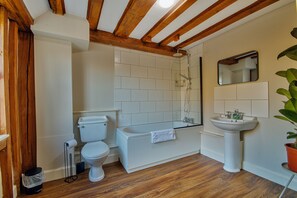Premium Double Room | Bathroom | Towels, soap, shampoo, toilet paper - Hen & Chickens Hotel (Berwick-upon-Tweed)