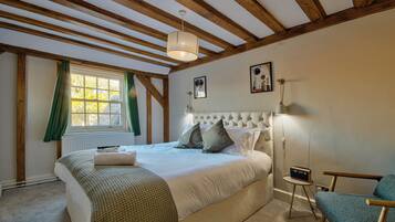 Deluxe Double Room | Desk, iron/ironing board, free WiFi